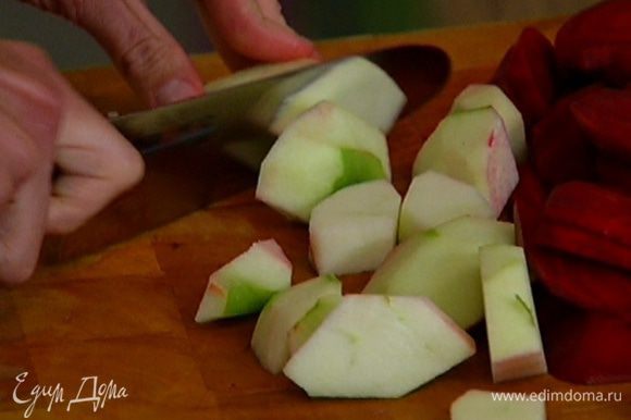 Яблоко очистить от кожуры, удалить сердцевину и нарезать небольшими кусочками.