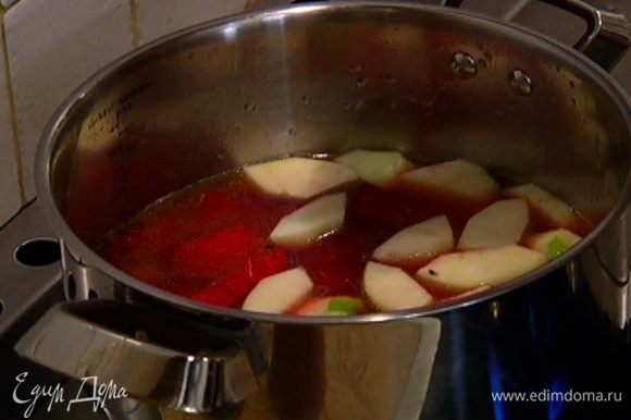 Выложить в кастрюлю к обжаренным овощам свеклу и яблоко, влить куриный бульон, так чтобы овощи были полностью покрыты. Отваривать до готовности свеклы.