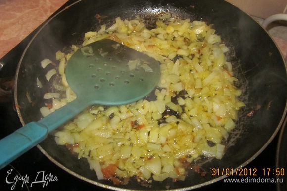 Замесим тесто для лаваша по рецепту Анастасии (http://www.edimdoma.ru/recipes/15463). Пусть оно пока поднимается,а мы тем временем займемся приготовлением начинки.Поджарим лучок.