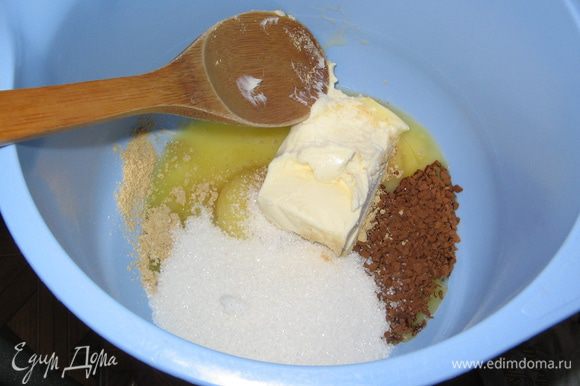 Бисквит. Отделить белки от желтков и убрать их в холодильник. Желтки тщательно лопаткой растереть с маслом, кофе, имбирем и сахаром.