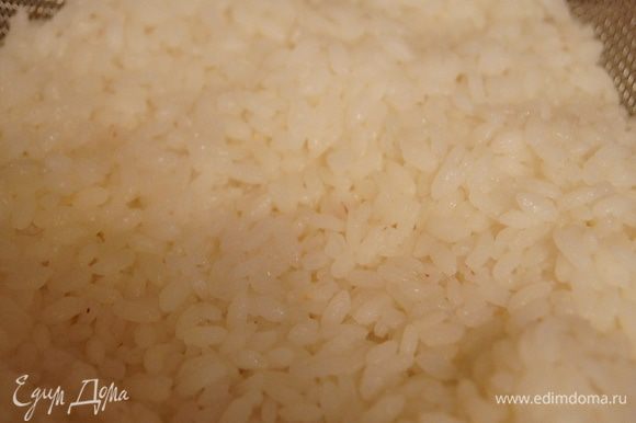 Рис отварить до полу готовности.