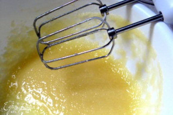 Для крема взбить мягкое масло с сахаром.