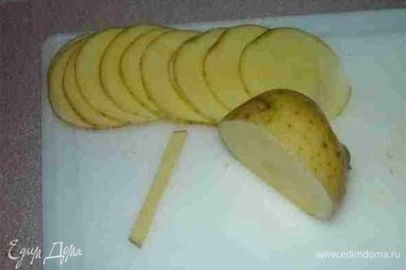 Картофель нарезаем тоненькими кружочками.