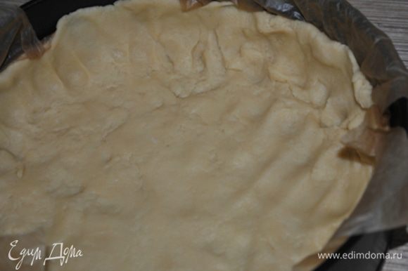 Из муки,сахара,масла (и мускатного ореха) замесить тесто для корпуса,раскатать и перенести в форму для выпечки. Сделать бортики высотой 3 см.