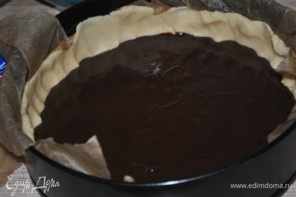 На корпус вылить охлажденную шоколадную прослойку.Поставить на несколько минут в морозилку,чтобы шоколад чуть застыл.