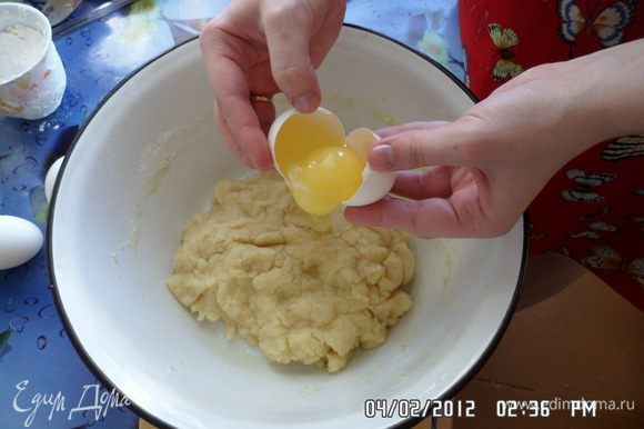 Тесто немного остудить и добавить по одному все яйца, хорошо перемешивая, что бы получилась гладкая масса.
