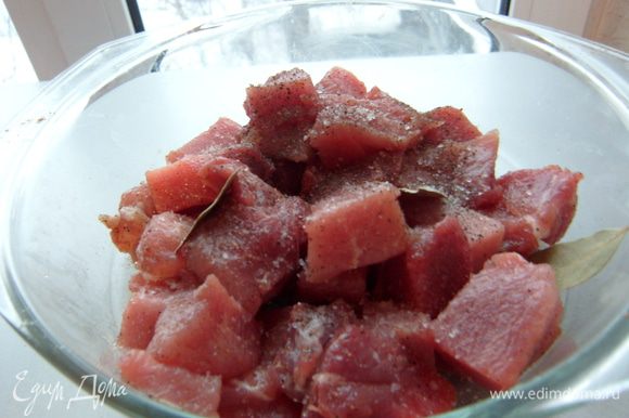 Мясо промыть, обсушить и нарезать средними кусками. Перетереть солью, перцем, добавить лавровый лист и оставить на 20-30 минут.