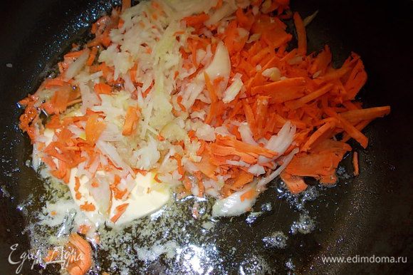 Морковь и лук нарезать, обжарить на сливочном масле.