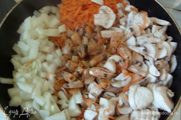 Тем временем натереть на крупной терке морковь, нарезать лук, шампиньоны. Добавить к головам и пассеровать 5-7 минут.