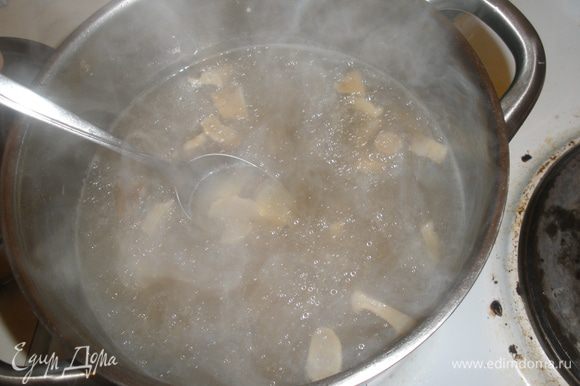 В кипящий бульон/воду добавляем крупу и порезанные разбухшие грибы, варим до готовности перловки, примерно минут 40.