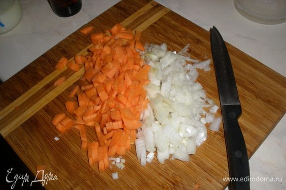 Морковь, лук и огурцы мелко режем.