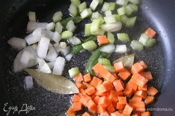 Добавить нарезанные кубиками морковь, лук и сельдерей.