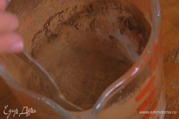 Какао перемешать с оставшимся молоком в однородную массу.