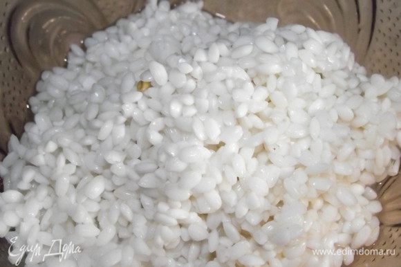 Когда бобовые готовы,добавить рис и варить до готовности риса