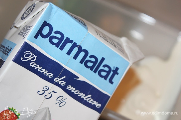 Хорошо охлажденные сливки взбить миксером на больших оборотах. Со сливками Parmalat работать в удовольствие, взбиваются очень быстро, экономя время хозяйки. Взбитые сливки добавить к творожно-сырной массе.