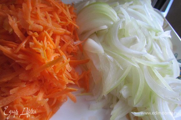 Лук порезать тонкой соломкой, морковь натереть на крупной терке.