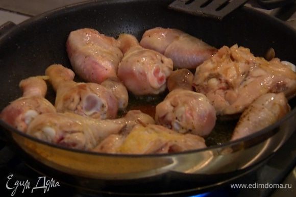 Разогреть в сковороде оливковое масло и обжарить куски курицы со всех сторон до золотистого цвета.