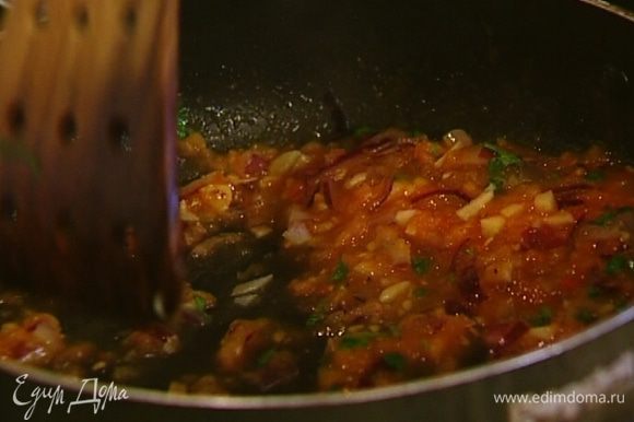 Приготовить соус: в отдельной сковороде разогреть оставшееся оливковое масло и обжарить лук и чеснок, добавить натертые помидоры, посолить и посыпать кинзой, затем снять с огня и слегка поперчить. Подавать тефтельки с соусом из помидоров.