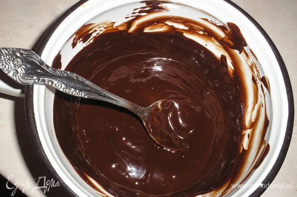 Шоколад поламать на куски и растопить на водяной бане с маслом.