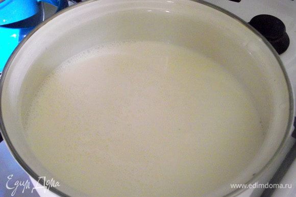 Налейте молоко в кастрюлю, добавьте лимонную цедру и доведите до кипения.
