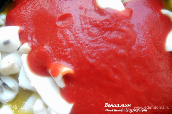 Добавить томаты, перемешать и готовить под крышкой, помешивая, на деликатном огне, 30-40 минут или до желаемой мягкости кальмаров. В процессе присолить по вкусу.