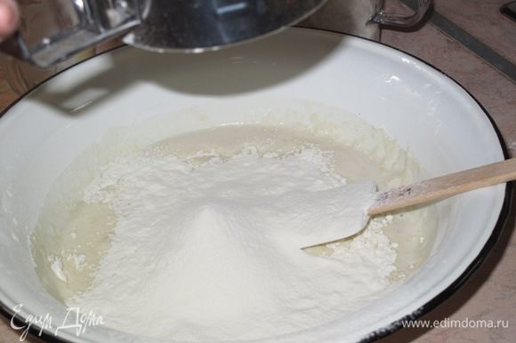 Приготовим тесто.В тёплом молоке размешать дрожжи,добавить мёд ,размешать и отставить на 5-10 мин.Смешать кефир с сахаром и посолить.Добавить дрожжи с молоком и растопленное масло.Постепенно всыпать муку и замесить эластичное тесто. Поставить его в тёплое место на 1-1,5ч.
