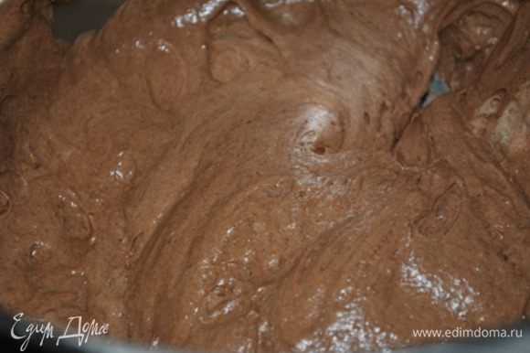 Добавить половину шоколада, так же аккуратно перемешивая, потом 1/3 муки, оставшийся шоколад и оставшуюся муку.