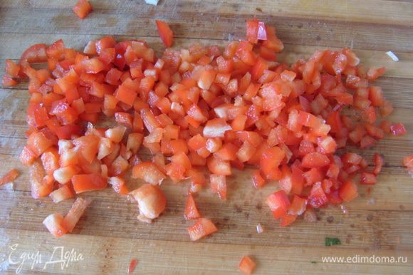Нарезать мелкими кубиками красный перец и добавить к луку. Протушить до мягкости перца около 10 минут.