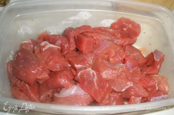 Мясо нарезать на тоненькие кусочки шириной 1 см. Посыпать солью и черным перцем. Лук нашинковать. Грибы если сухие замочить на час примерно, свежие нарезать.