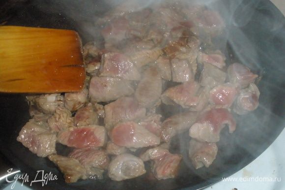 На разогретую сковороду наливаем оливковое масло и обжариваем мясо до подрумянивания. Затем мясо переложить в тарелку и оставить.