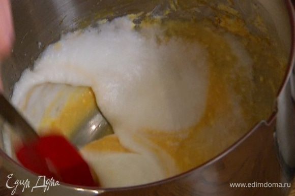 Влить в тесто молоко, затем порциями ввести взбитые белки, все еще раз вымешать.