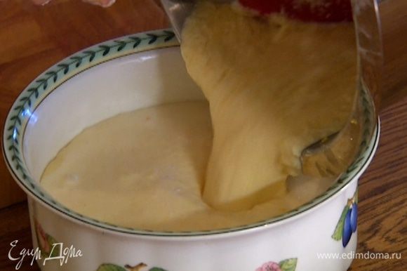 Керамическую форму для выпечки смазать оставшимся сливочным маслом, вылить в нее тесто и отправить в разогретую духовку на 50 минут.