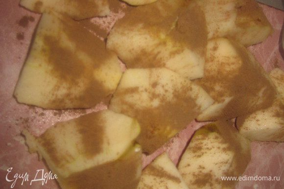 Яблоки нарезать на кусочки,центр посыпать сахаром,сверху-корицей. Тесто раскатать и порезать на длинные полоски (их ширина должна быть около 2 см). При помощи кисти смазать полоски яйцом.