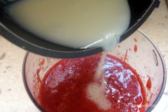 Растворить желатин в 40 мл тёплого молока и добавить молоко с желатином в блендер к клубнике. Убрать желе в холодильник, пока оно не начнёт густеть.
