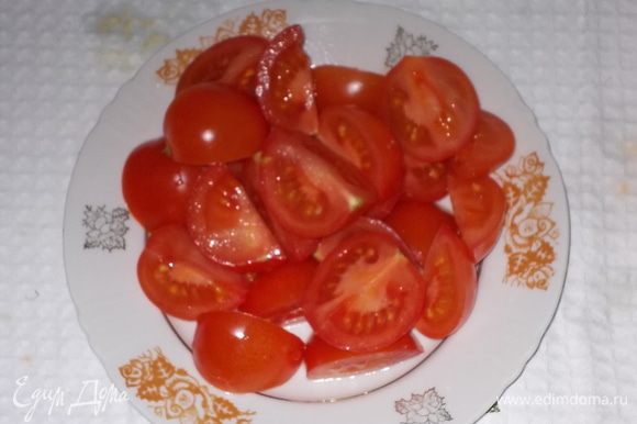помидоры черри разрезать,если мелкие пополам,если крупные-на 4 части