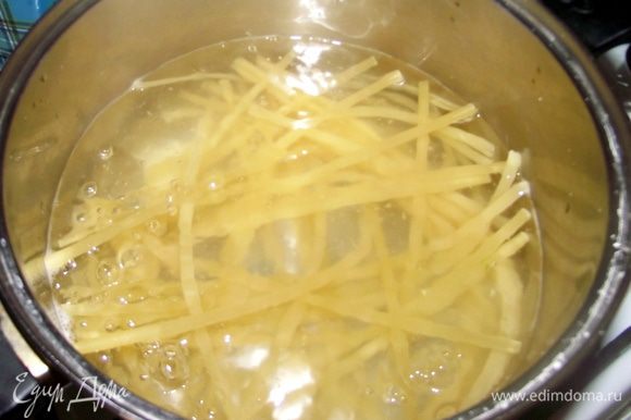 Толстые спагетти отварить согласно инструкции. Чем толще, тем проще работать с ними.