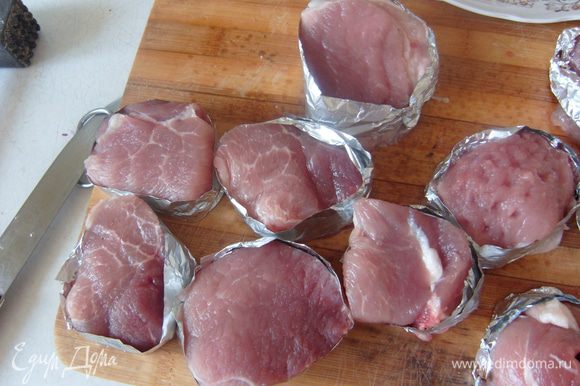 Обернуть каждый кусок мяса по кругу, закрепить фольгу (заложить край за уже обернутую вокруг мяса фольгу).