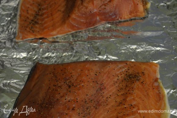 Разогреть духовку до 230гр. Выложить семгу на противень/можно на фольгу или без/ посолив и поперчить и поставить в духовку на 15мин.до потемнения рыбы.