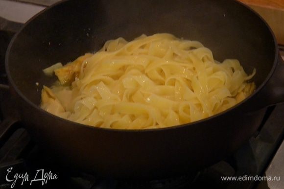 Выложить готовую пасту в сковороду к луку, влить 2 ст. ложки воды, в которой варились макароны, перемешать.