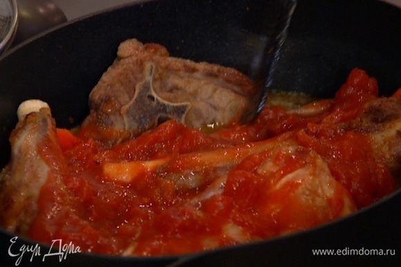 Добавить к мясу помидоры в собственном соку, накрыть крышкой и отправить в разогретую духовку на 2–2 1/2 часа.