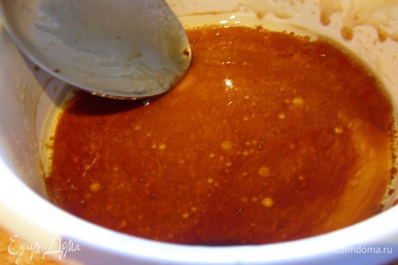Для заправки смешиваем масло, уксус, мед.