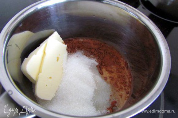 Соединить какао, сахар, масло и молоко.