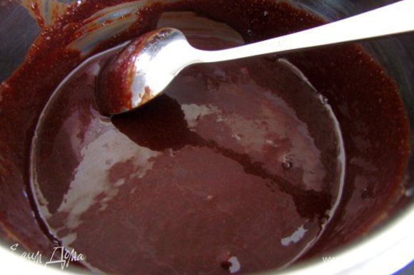 На среднем огне сварить шоколадную глазурь (варить пока сахар не растворится) около 10 мин. Постоянно помешивать.