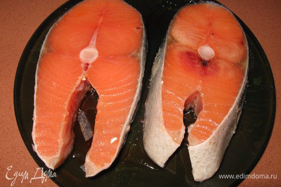 Филе лосося очистить от шкуры и костей порезать на кусочки, посолить