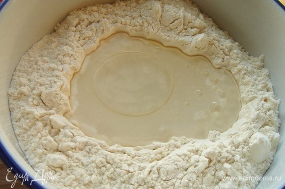 Муку просеять в миску,сделать воронку и влить воду и растительное масло.Добавить соль.Замесить тесто,по консистенции напоминающее пельменное.Выход-около 500 гр.Отложить тесто для расстойки.