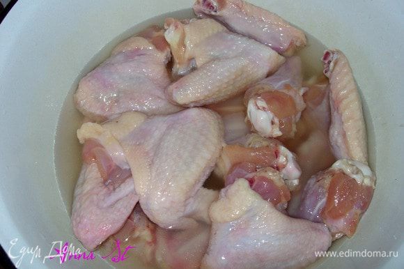 Растворите в миске с водой соль и сахар. Положите в миску куриный крылышки и оставьте их мариноваться на 30 мин.