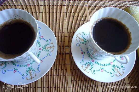 Разлить кофе по чашкам через мелкое сито на 2/3 высоты чашки. Размешать с шоколадом. По желанию можно и ликёр добавить , к примеру хорошо подойдёт Куантро.