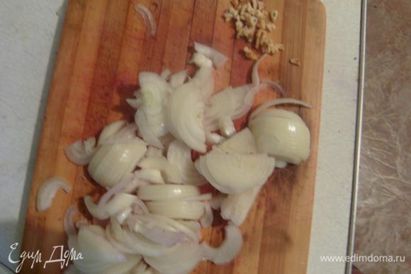 Нарезать тонкими полукольцами лук, мелко порубить чеснок. Яблоко очистить от кожуры, вырезать сердцевину и нарезать тонкими дольками.
