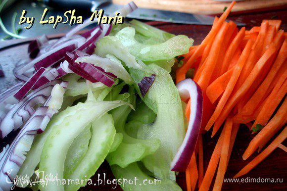 Длинными полосками нарезать лук, сельдерей, морковь и перец.