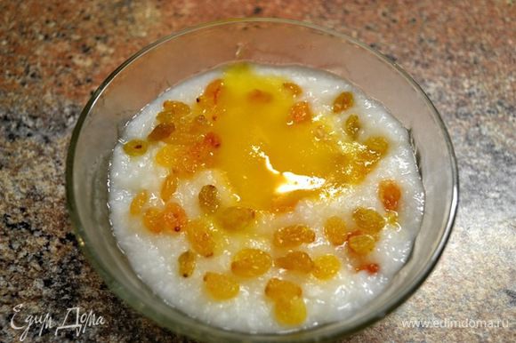 Рисовая каша на воде с изюмом и мёдом,добавляю масло слив.им точно кашу не испортить!)